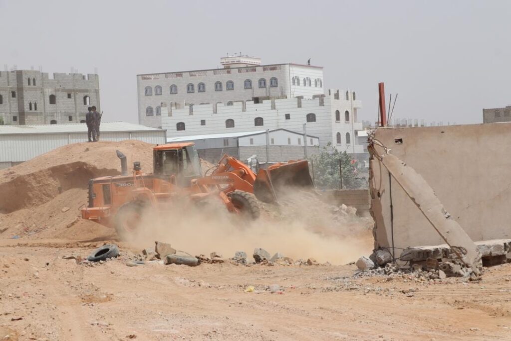 لجنة الخدمات وتحسين المدينة تستأنف أعمال إزالة العشوائيات في العاصمة عتق