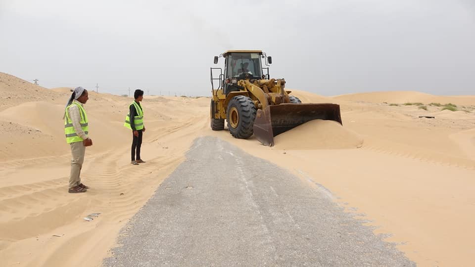 مدير عام صندوق صيانة الطرق والجسور بشبوة يدشن العمل في إزالة الكثبان الرملية بالخط الساحلي