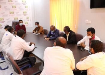 عقد مدير عام مكتب الصحة والسكان بمحافظة شبوة الدكتور سعيد بافاضل ومدير الرعاية الصحية الدكتور علي بافقير ومدير التحصين علي سالم ومنسق الطوارئ الميدانية لمنظمة الصحة العالمية الدكتور مفرج بن معروف مع فريق الإستجابة بمديرية الصعيد اجتماعاً طارئاً لمناقشة تفشي مرض الدفتيريا في المديرية. وفي الاجتماع تم مناقشة زيادة عدد حالات الإصابة بمرض الدفتيريا بين أوساط المواطنين في مديرية الصعيد وكيفية معالجة الحالات المصابة والحد من انتشار المرض بأسرع وقت لتفادي ارتفاع معدلات الإصابة. وخلص الإجتماع إلى تكليف جميع العربات الصحية المتنقلة العاملة في مديرية الصعيد وفرق الإستجابة والفرق الرديفة الإسراع بعملية التحزيم وتحديد الأيام المناسبة لتحزيم المناطق الموبوئة والبدء في عملية التطيعم وإعطاء لقاحات الدفتيريا لجميع الفئات العمرية . كما أشار الحاضرون إلى ضرورة التواصل مع مكتب الأوقاف لتوجيه الدعاة والخطباء إلى توعية المجتمع عن طريق الخطب والمحاضرات والندوات . ووجّه مدير عام الصحة د. بافاضل بضرورة تحرك فريق الإستجابة ورصد حالات الإصابات والإبلاغ الفوري عنها لتقديم التدخلات اللازمة لإنقاذ الأرواح ومنع ارتفاع الإصابات.