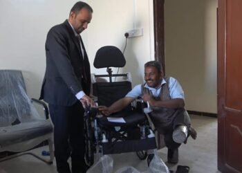 صندوق رعاية وتأهيل المعاقين بشبوة يسلم عربتين كراسي متحركة لاثنين من ذوي الإعاقة