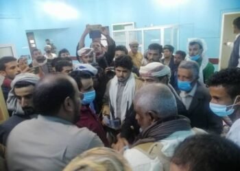 محافظ شبوة يتفقد جرحى القصف الحوثي الذي استهدف قوات العمالقة