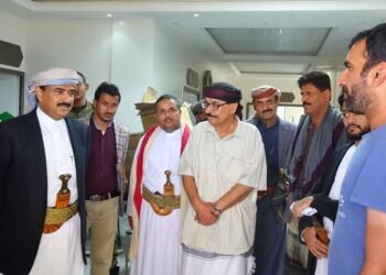 محافظ شبوة يزور المستشفى الميداني والجراحي الذي يقيمه الهلال الأحمر الإماراتي بمدينة عتق