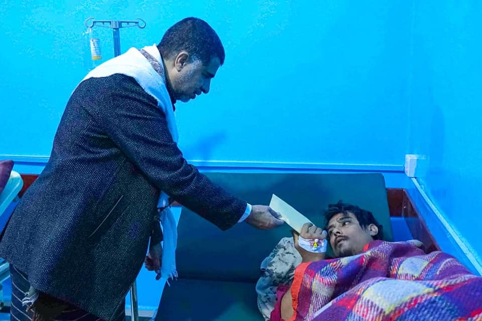 مدير عام مديرية عتق يقدم هدايا نقدية للجرحى في مستشفى عتق وعافية