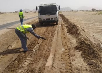 بتوجيهات محافظ شبوة .. البدء في مشروع صيانة وإصلاح الطريق الحيوي الرابط بين بيحان وعتق