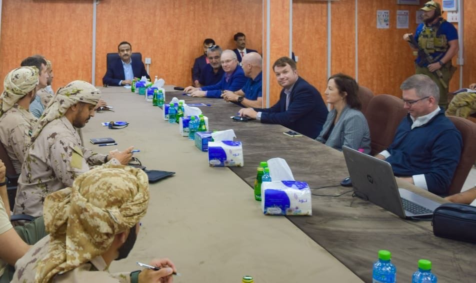 المحافظ بن الوزير يجتمع مع الجانب الأمريكي لدى اليمن بحضور ممثلي التحالف العربي